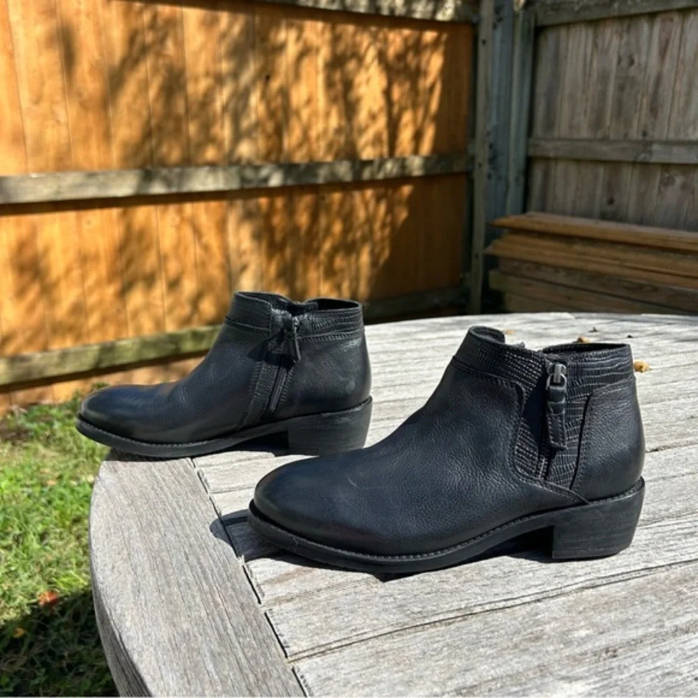 WOMEN'S SOFTWALK RUBI BOOTIES black size 7.5‎ N